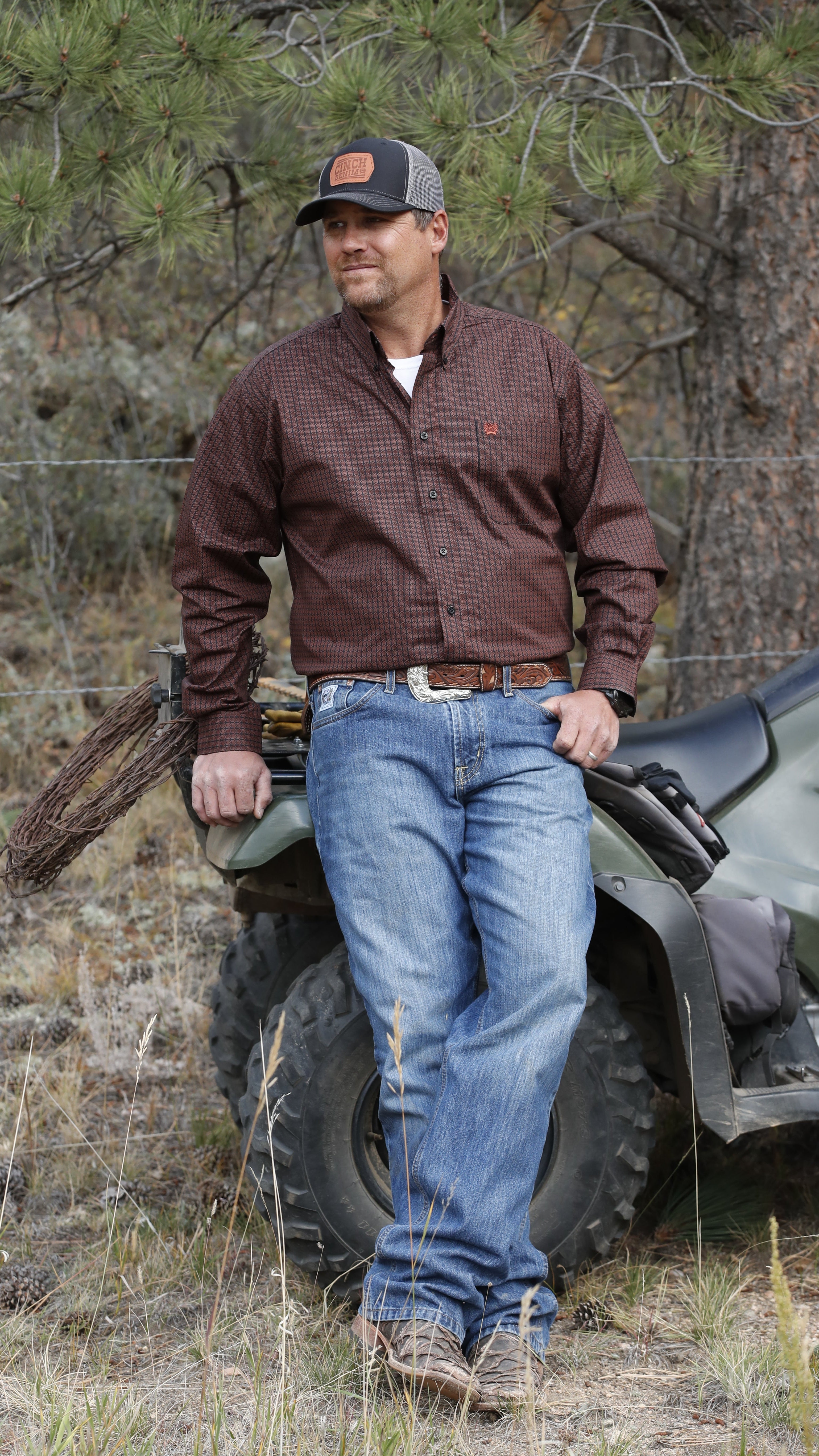 CINCH MEN'S RELAXED WHITE LABEL - DARK STONEWASH 14.25 oz - Front Cowboy Jean on Ranch