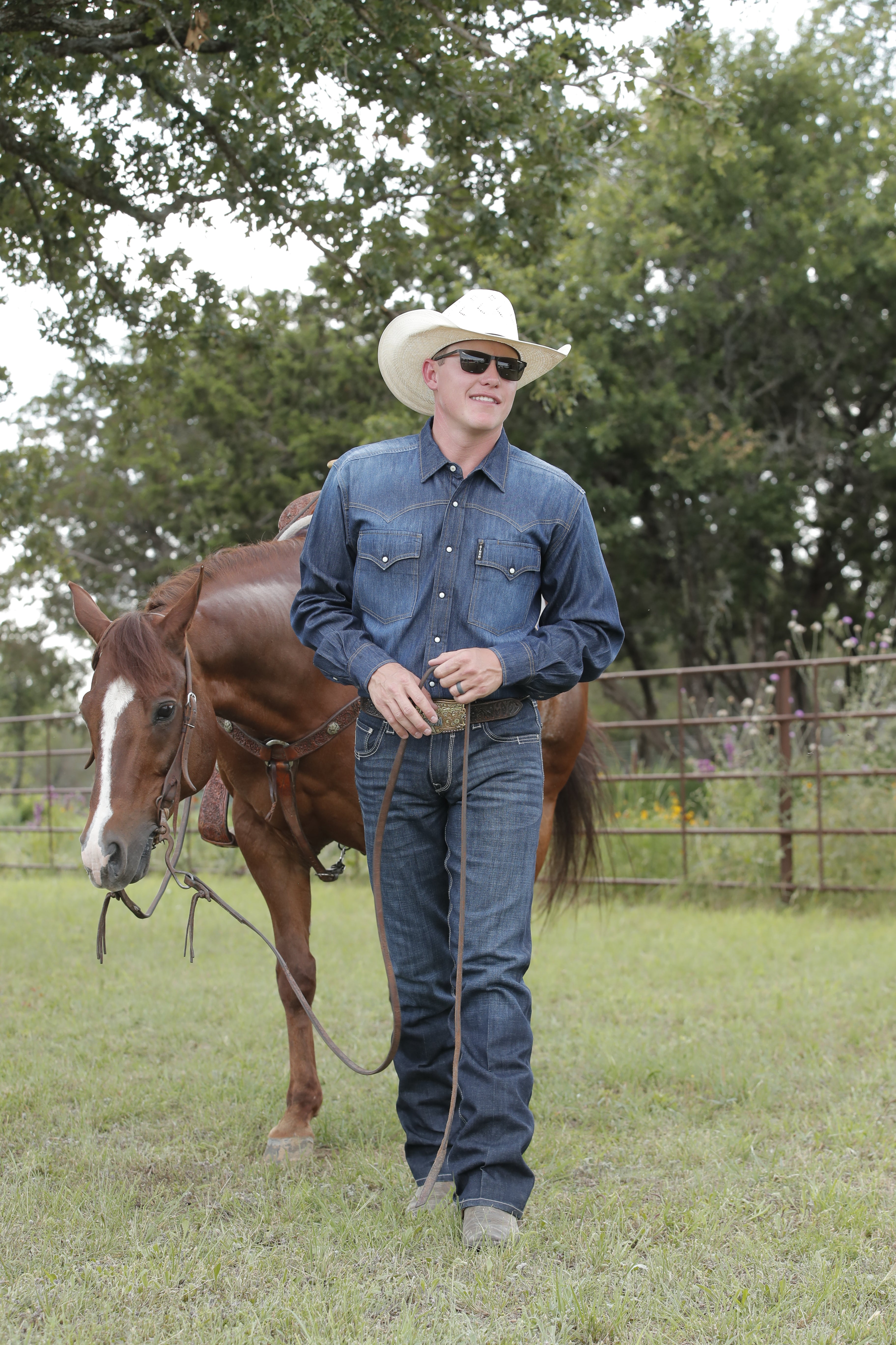 Cinch Men's Western Pearl Snap denim Shirt. Authentic cowboy shirt. Good quality.