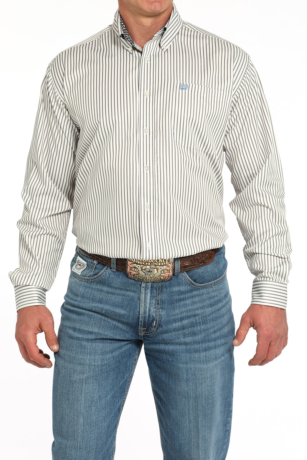 Man wearing a white striped shirt and blue jeans with a belt buckle.