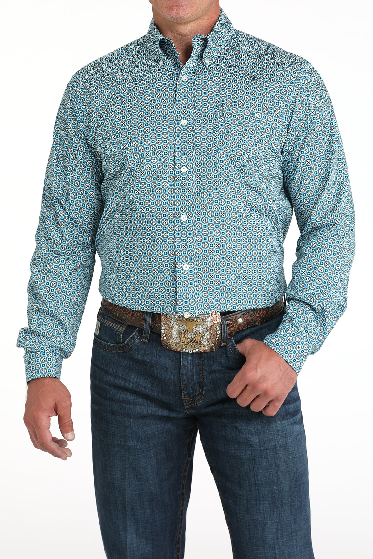 Man wearing a patterned blue shirt and jeans with a belt buckle.
