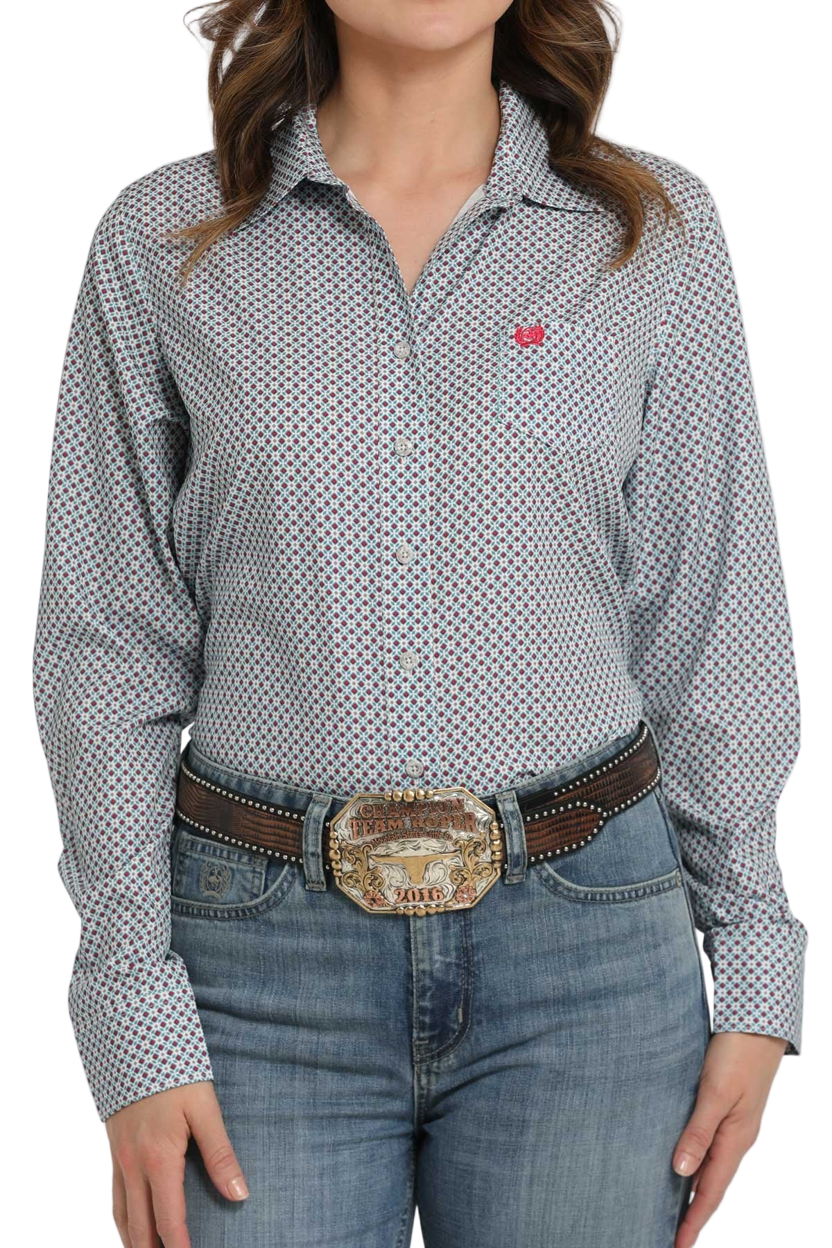 Woman wearing a light patterned long-sleeve button shirt paired with light-wash jeans and a brown belt with a large decorative buckle