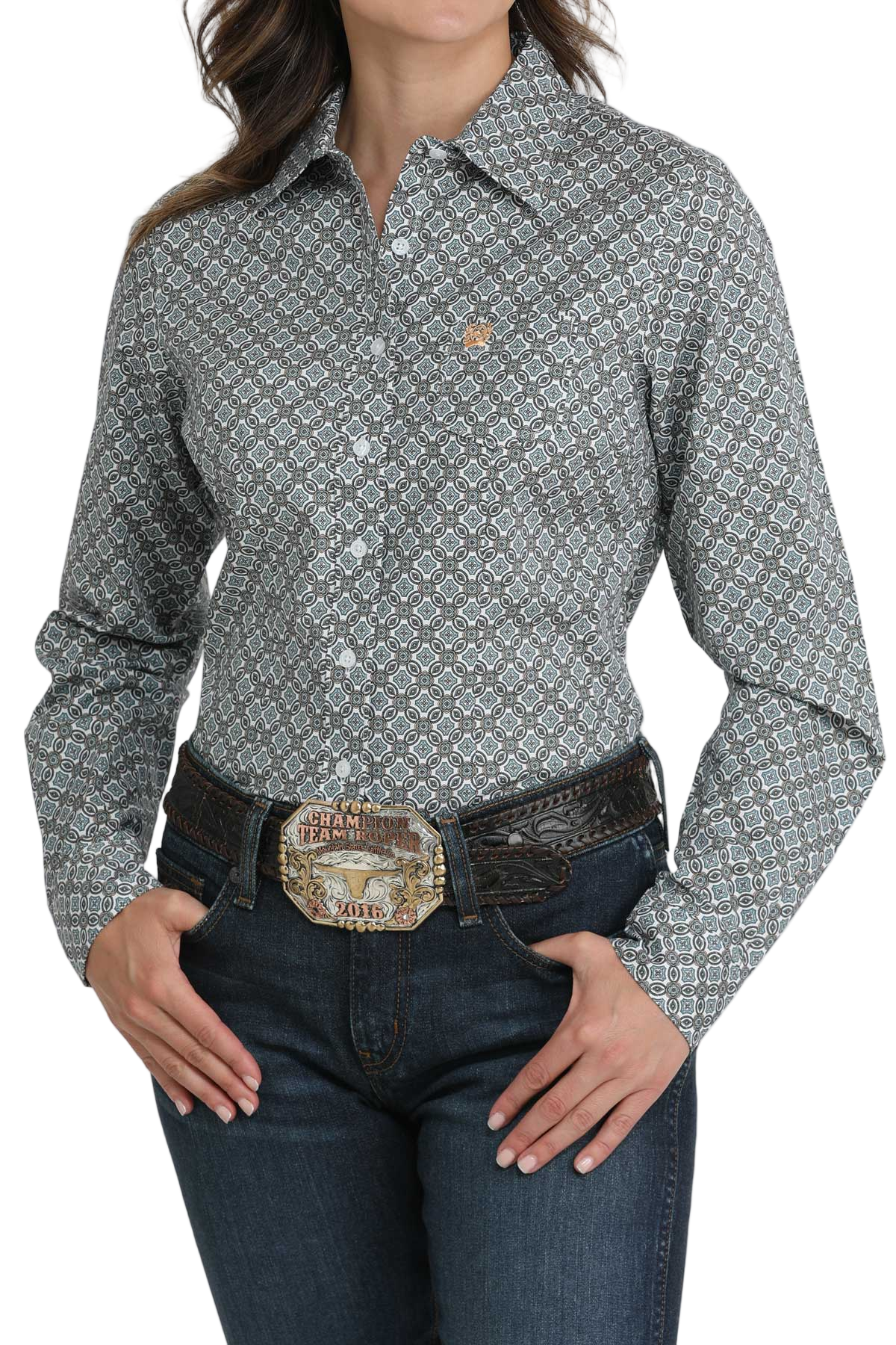 Woman wearing a long-sleeve patterned button shirt paired with dark-wash jeans and a brown belt with a large decorative buckle
