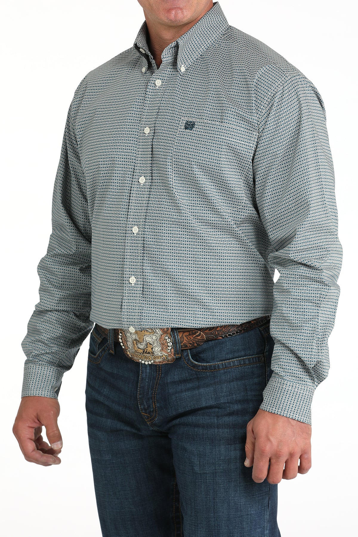 Man wearing a patterned long-sleeve shirt and jeans with a belt buckle.